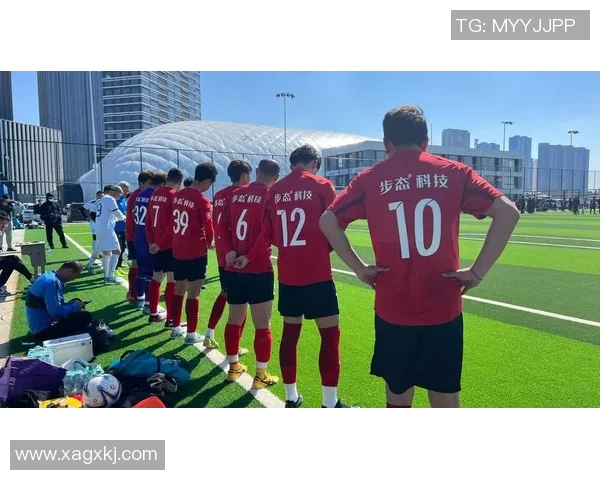 足球明星与球队风采全景展示，尽览绿茵场上的传奇与荣耀