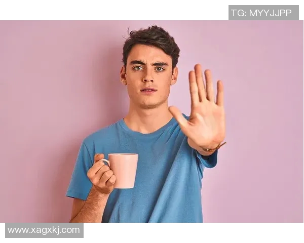 双手放胸前的足球明星展现自信与魅力的瞬间 双手放胸前的足球明星展现自信与魅力的瞬间