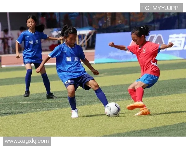 四月足球明星闪耀赛场展现非凡技艺与团队精神 四月足球明星闪耀赛场展现非凡技艺与团队精神